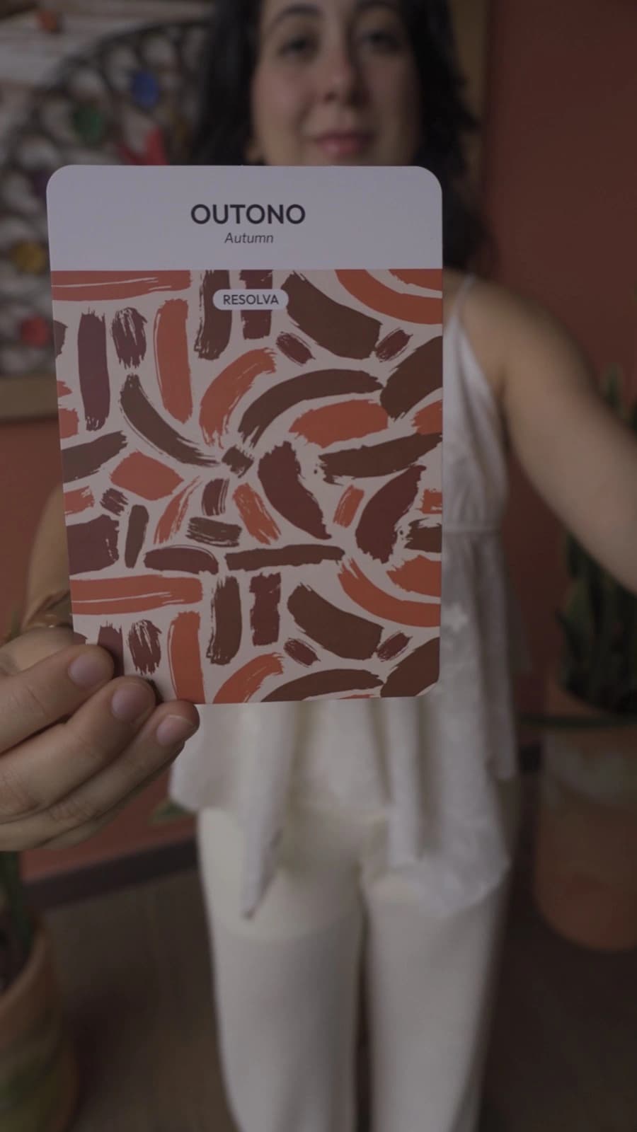 Maria segurando a cartela de outono na análise de coloração pessoal