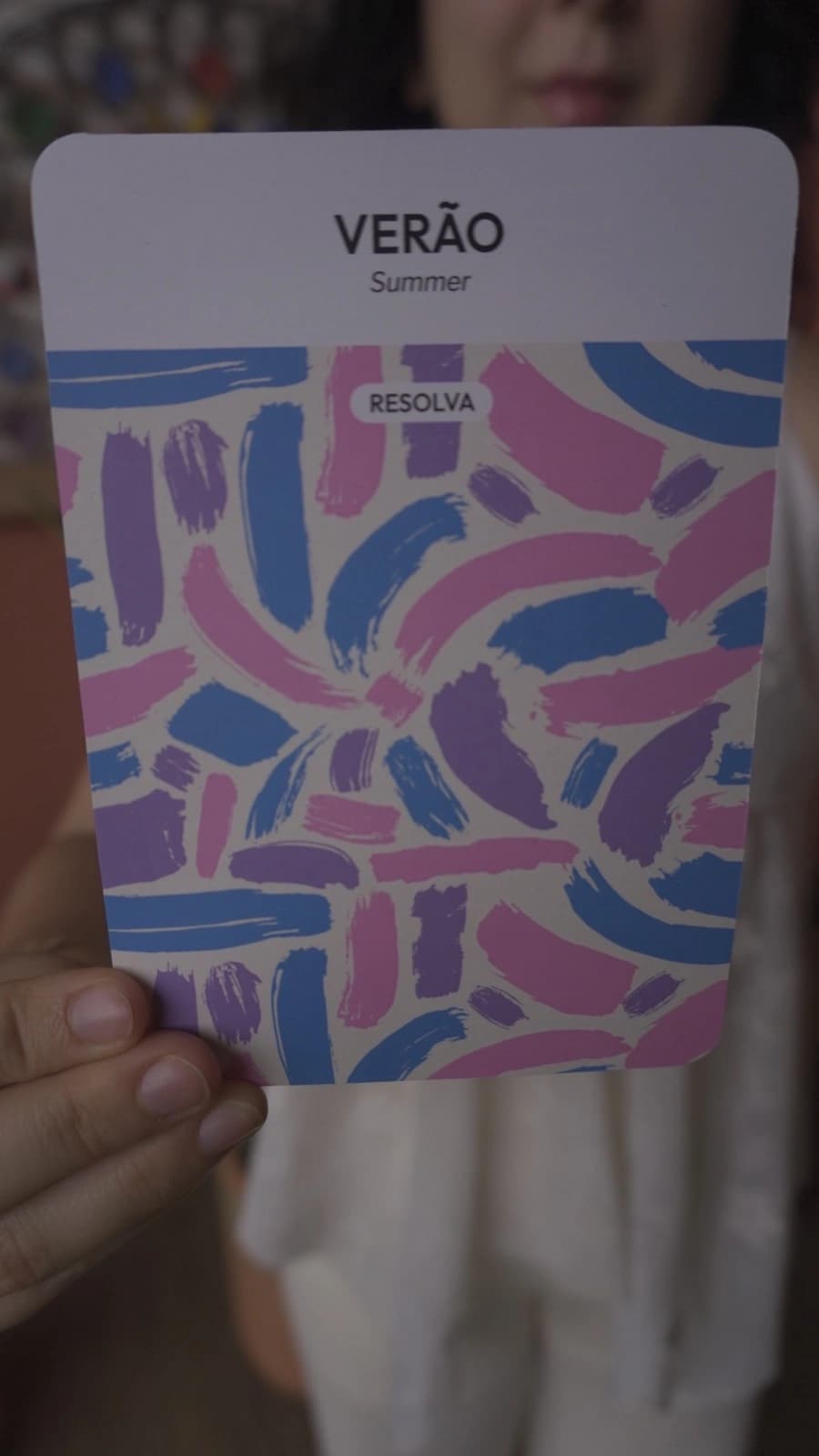 Maria segurando a cartela de verão na análise de coloração pessoal