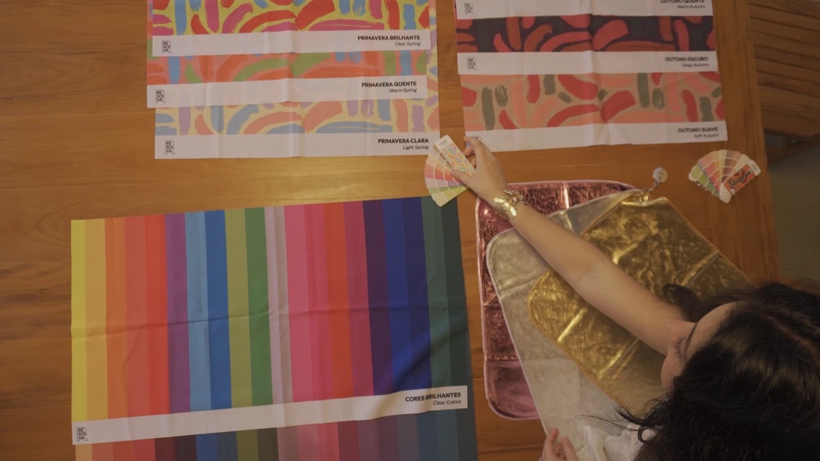 Materiais de coloração pessoal - cartelas de cores e tecidos