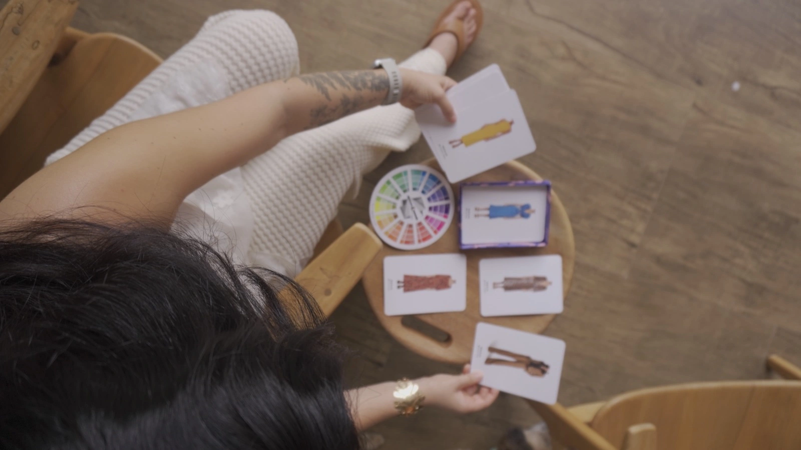 Mesa de trabalho com cartelas de cores e tecidos